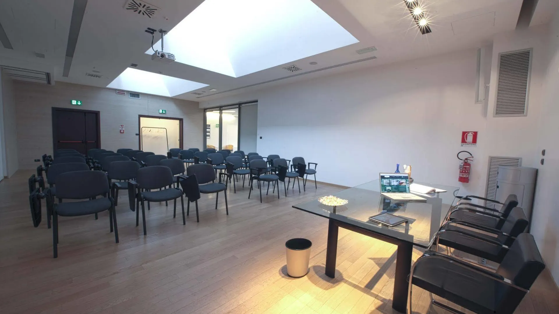 Continental Urban Art Hotel 졸라프레도사